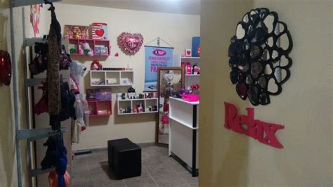 Casal evangélico que tem sex shop lança livro erótico romance gay UOL Economia