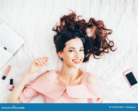 женское счастье улыбается радостная женщина смартфон Стоковое ...