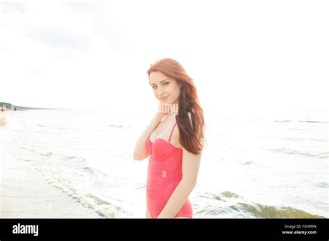 Junge Frau Im Bikini Am Strand Stockfotografie Alamy