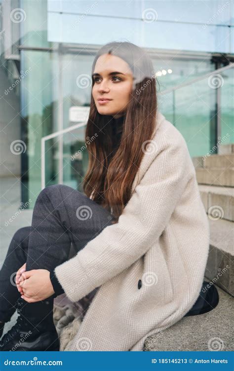 Attraktive Brunette Mädchen Im Deckmantel Der Wehmütig Weg Sieht Sitzt Auf Strairs Stockbild