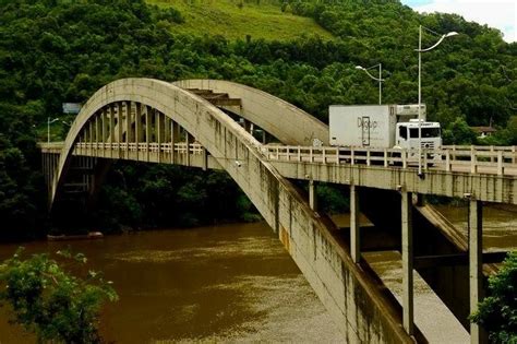 PRF Prende Pai Atravessando A Filha De Oito Anos Ponte Sob O Rio