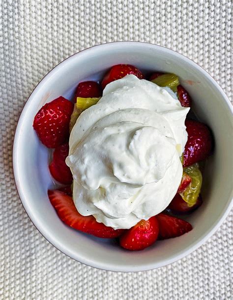 Fraises Et Rhubarbe La Chantilly De Ch Vre Pour Personnes