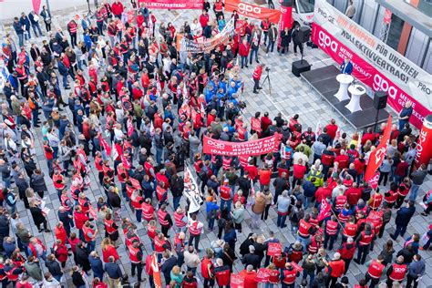 Kampfbereitschaft hoch Metaller gehen in Runde Fünf der