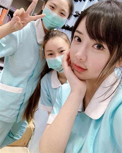 Bất ngờ xuất hiện cô nàng y tá hot girl cực phẩm tâm hồn to tròn khiến bệnh nhân chỉ muốn ốm