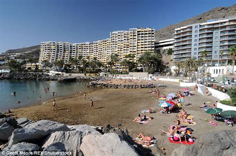 UK Mother Seen Naked In Gran Canaria Street Pictured Daily Mail Online