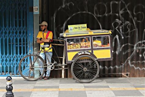 FOTO Pedagang Dan Gerobak Roti Tan Ek Tjoan Lovely Bogor