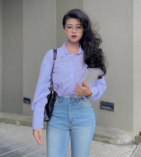 Hot girl áo dài trắng biến hình táo bạo làm netizen ái ngại