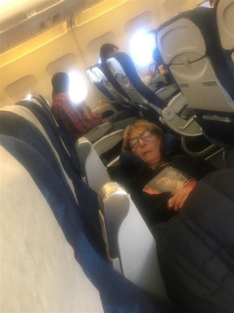 Fotografie Cu Monica Macovei Dormind Ntr Un Avion Imagini Care V