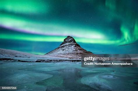 aurores boreales au mont kirkjufell stock  high res pictures