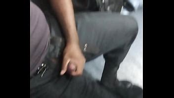 Batendo uma dentro do ônibus cheio de tesão XVIDEOS