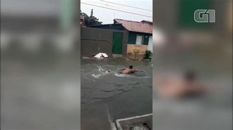 Moradores surfam e andam de caiaque em ruas alagadas após 12h de chuva