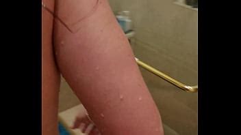 Follando a dos putas milf en el baño durante una fiesta porno y corrida en sus caras Cory