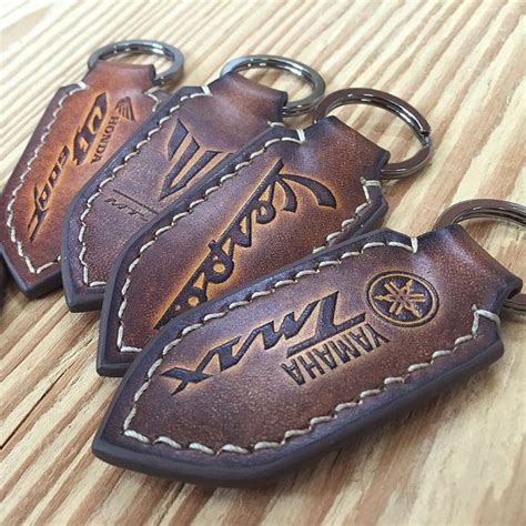 Брелок из кожи для авто своими руками - 92 фото