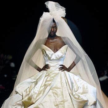 Sex And The City Alles Zu Carries Und Co Outfits Vogue Germany