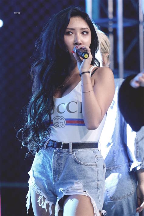 Bỗng hot vì diện đồ hiệu khoe body quá nảy nở nữ idol sinh năm không may lộ hàng trên