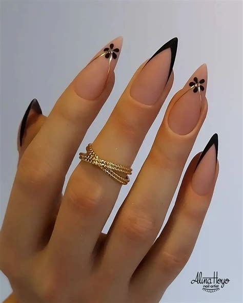 French Manicure With Flowers Ongles En Pointe Ongles Faciles Ongles Nude