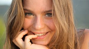 Hot Chick Guerlain Gets Naked And Demonstrates Her Nice XXX Dessert