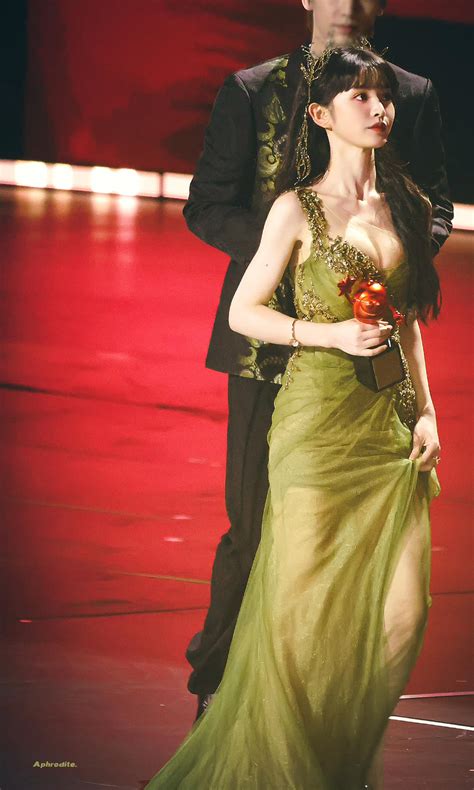 Mỹ nữ mặt xinh body hot lại bị gây tranh cãi nhất Cbiz tặng quà đồng nghiệp chỉ đồng