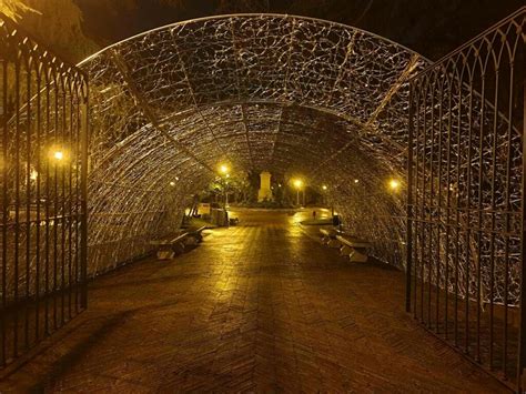 Meduse In Piazza Flavio Gioia E Tunnel Di Luci In Villa Comunale