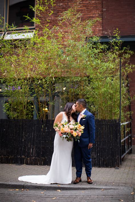 Amber + Chris :: Chihuly Garden and Glass Wedding Photos :: Hotel