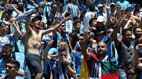 Grêmio é recebido festa e provocações ao Internacional em Porto