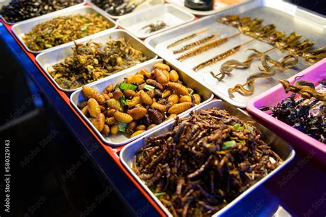 Foto de Exotic food in Khao San road at night in Bangkok city, Thailand ...