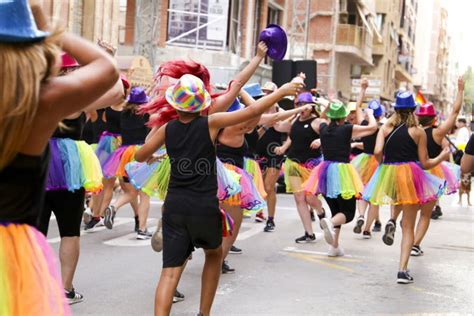 Grupo De Bailarines Actuando En El Desfile Del Orgullo Gay En Espa A Fotograf A Editorial