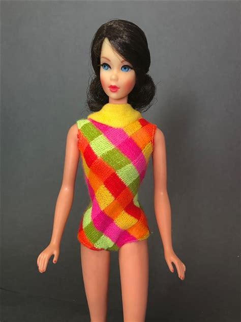 Lot Vintage Barbies Brunette Twist N Turn Flip Hair In Original Swimsuit And Blonde