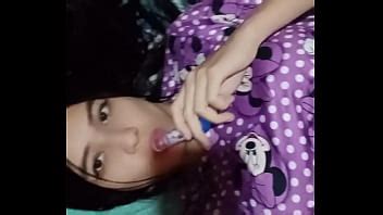 La vecina latina cachonda entra y ve a su vecino blanco masturbándose XNXX