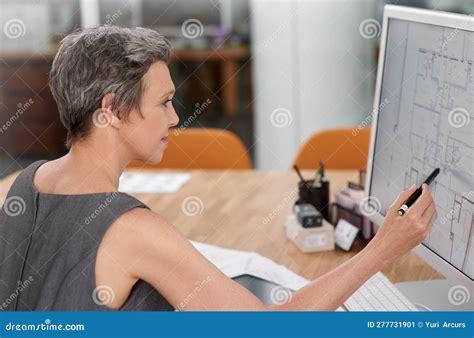 Faire Ce Qu Elle Fait Le Mieux Une Femme Architecte Mature Qui Travaille Sur La Construction De