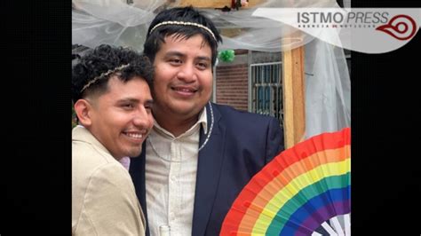 Adrián y LuisFer dos jovenes ayuujk que se casaron en la primera boda gay mixe en Oaxaca