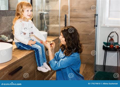 Brunette Mutter Und Blonde Tochter Im Badezimmer Ihre Nägel Malen Und Spaß Haben Mutter