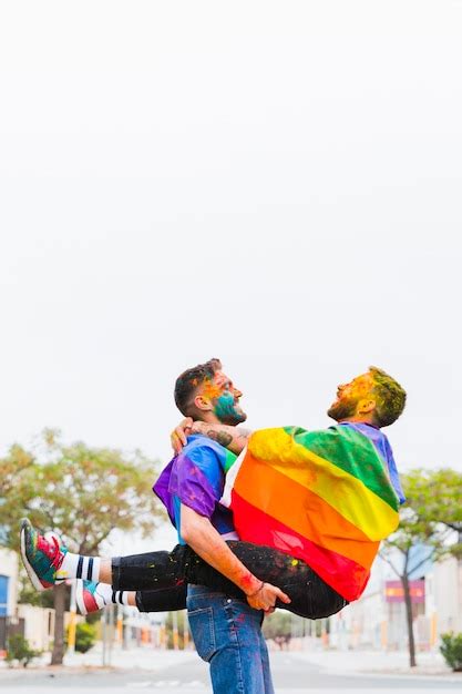 Hombres gay en polvo colorido divirtiéndose en festival Foto Gratis