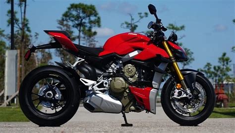 Nine Mile Ducati Streetfighter V S Bears Hyper Naked Thrills By The Dozen Autoevolution