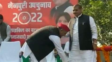 Mainpuri Bypoll Akhilesh Yadav Touched Uncle Shivpal Yadav Feet On