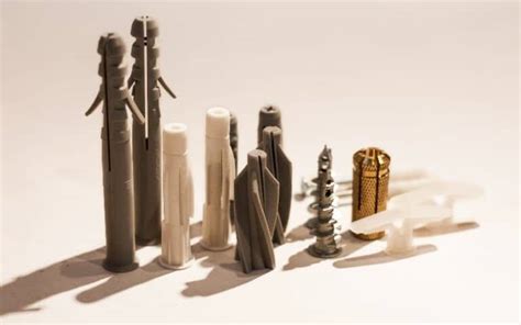 Schrauben und Dübel