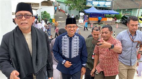 Disambut Para Jemaah Anies Sholat Jumat Di Masjid Agung Al Azhar Jaksel