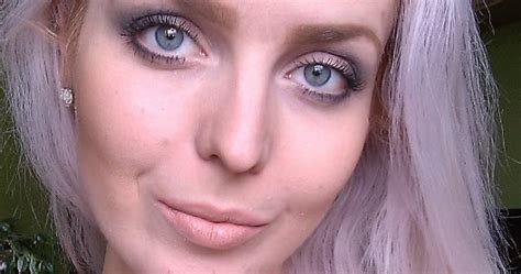 Stylish Blonde Day Smoky Eye And Nude Lips Perfect For Winter Delikatne Smoky Eye Na Dzie I