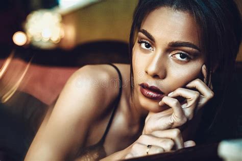 Belle Jeune Femme La Peau Fonc E Posant Sensualy Dans La Lingerie