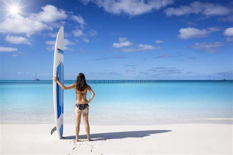 Una Mujer En Bikini Sosteniendo Una Tabla De Sup En Una Playa Tropical