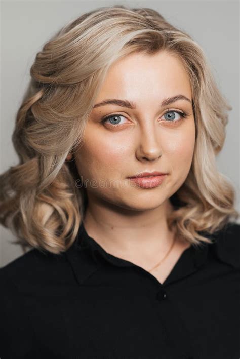 Ritratto Di Una Ragazza Bionda Caucasica Con Trucco Di Nude Fotografia Stock Immagine Di