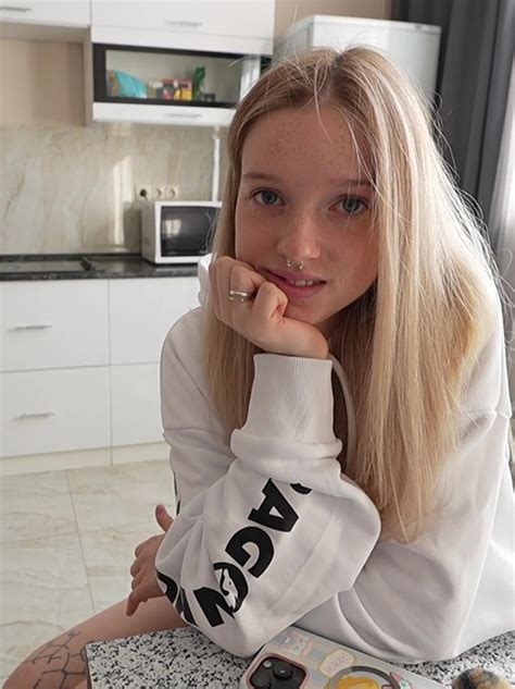 Forumophilia PORN FORUM Teen Girlfriend Enjoys Sex Without Any Stress