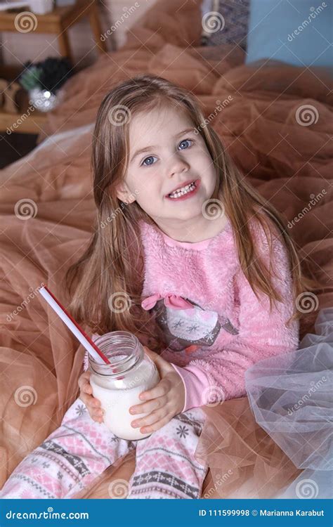 Une Gentille Petite Fille Blonde Sur Le Lit Photo Stock Image Du Glace Nourriture