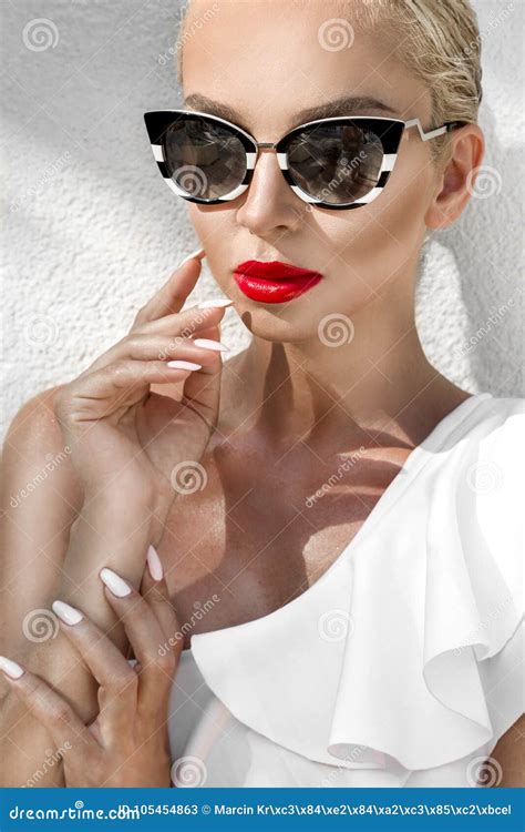 Modelvrouw Van Het Portret De Mooie Fenomenale Overweldigende Elegante Sexy Blonde Met Het