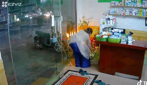 Chán quỵt nợ hot girl Bella đi thó trộm tiền trên bàn thờ thần tài của cửa hàng bên đường