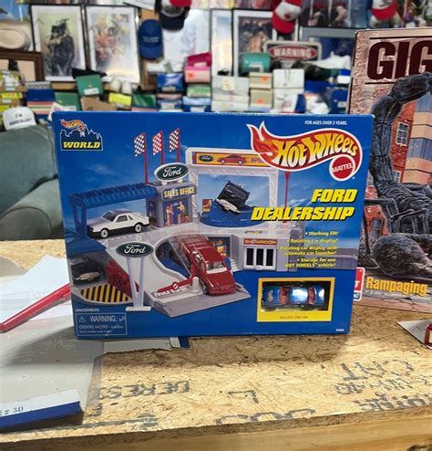 Hot Wheels Ford Dealership Playset With Car New In The Box