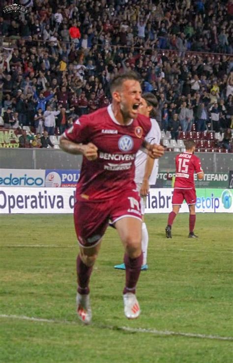 La Reggina Non Si Ferma Pi Denis Schianta Lavellino Eco Della Locride