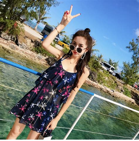 Bikini Nữ tính Ba điểm Châu Âu và Mỹ Dây đeo ngực nhỏ Hàn Quốc tụ tập để che bụng áo tắm mỏng