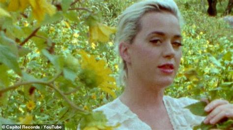 Pregnant Katy Perry Strips Completely Naked And Shows Off Her Baby Bump In Daisies Music Video