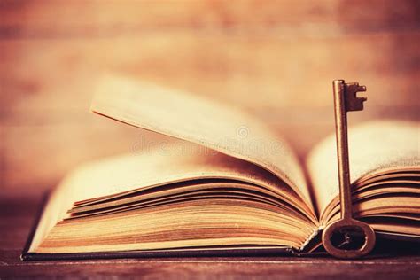 Ретро ключ и книга стоковое изображение. изображение насчитывающей ...